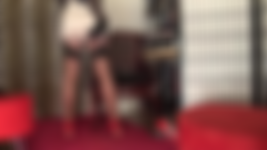 Des bas brillants et des jarretières sur des collants - les fesses rondes et sexy de votre déesse en nylon sont parfaitement portées par des jarretières et des bas.