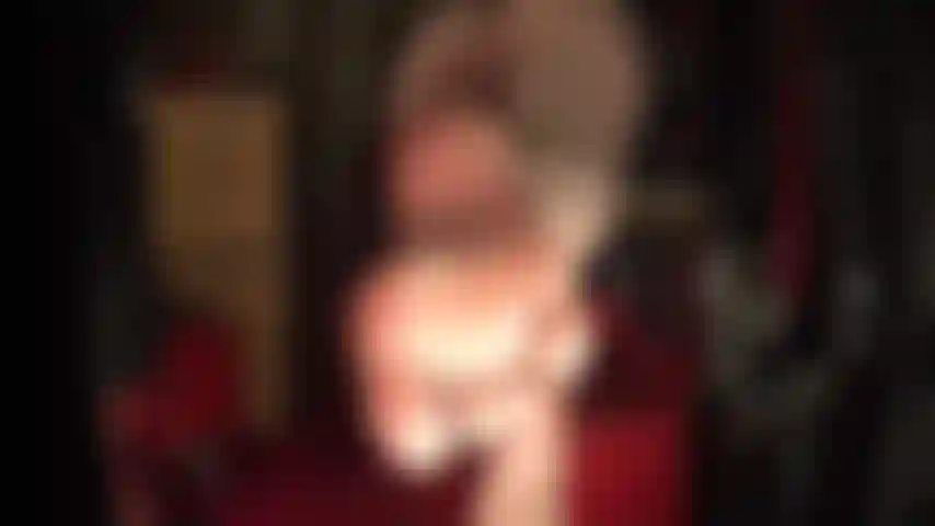 Cul nu en string noir et semelles de pieds nus douces et ridées et orteils sexy.