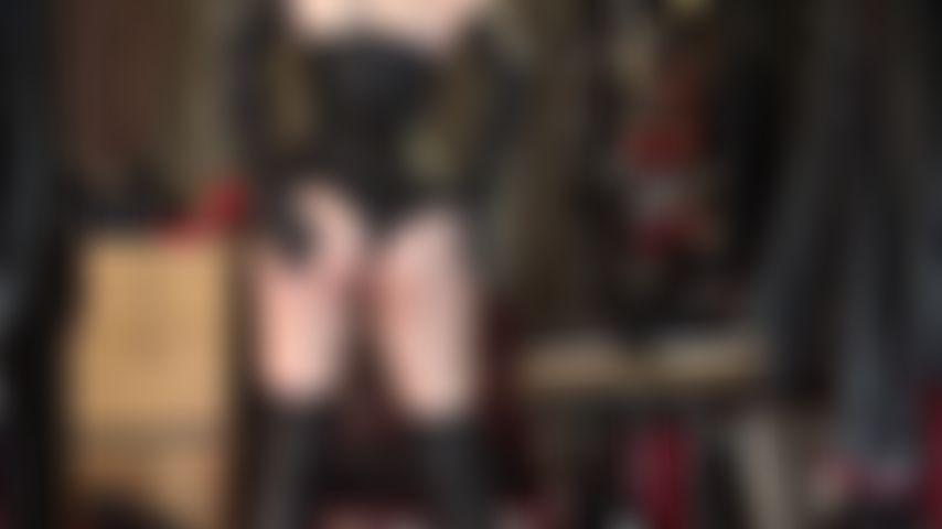 Cette déesse du cuir est à vous de l'adorer - gants longs, bottes au-dessus des genoux, corset en cuir et short qui complètent les fesses rondes parfaites de maîtresse vivian.