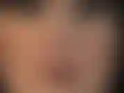 Maîtresse vivian regarde droit dans ton âme. Gros plan extrême du visage avec perruque noire.