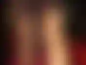 Des jambes et des pieds en collants gris brillant et une jupe en satin brillant taquinent - la maîtresse montre ses courbes incroyables dans ces nylons brillants et ces jupes soyeuses.