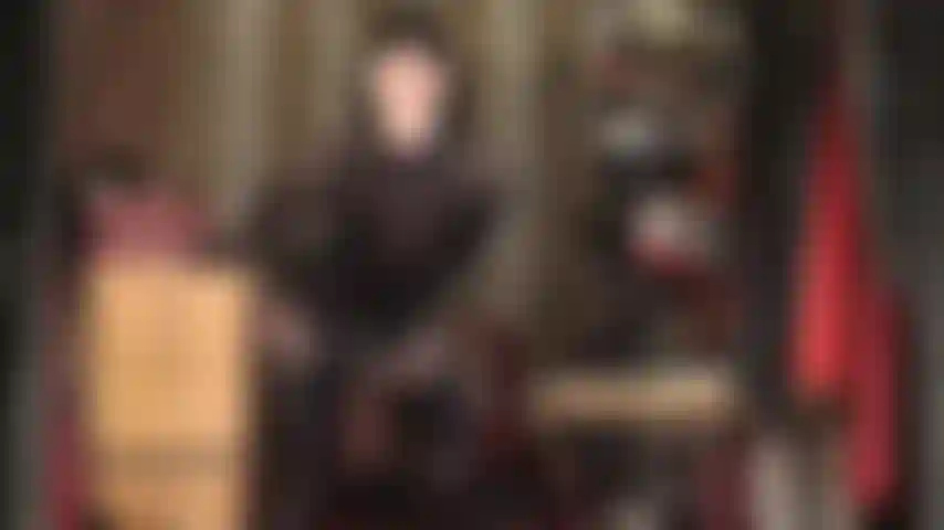 Une petite fille en culotte de satin - tu es faible pour les jolies culottes douces et soyeuses. Oh, la sensation et l'odeur des culottes usées de la maîtresse. Vas-y, renifle-les, touche-les partout, mets-les et frotte-toi.