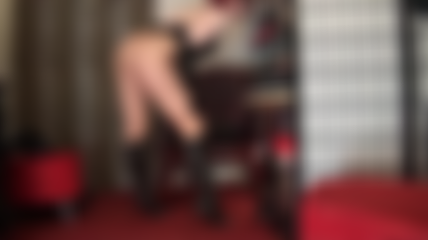 Amoureuse des jambes et des adoratrices du cul dans ce collant beige brillant et ces bottes en cuir noir cloutées au genou.