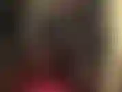 Maîtresse montre ses magnifiques jambes vêtues de nylon dans des collants opaques marron foncé, associés à un blazer en cuir, une mini-robe et des talons aiguilles en acier rouge.