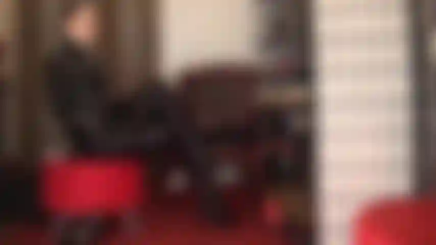 Maîtresse vivian connaît le pouvoir de ses jambes. Tu n'avais aucune chance en suppliant d'adorer ses jambes. Les collants en spandex soyeux, les talons hauts à plateforme, des jambes si longues qu'elles durent des jours, ta bite voulant être coincée entre elles...