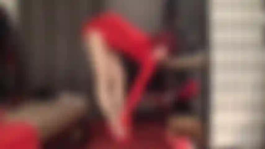 Une lente et sensuelle excitation des pieds et des jambes en collants nude brillants. Maîtresse connaît votre faiblesse pour ses longues jambes brillantes, ses pieds parfaits, sa cambrure prononcée…