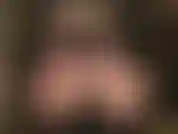 Une séduction sensuelle du culte du cul - vêtue de couches de nylon, de collants sur des bas, la maîtresse passe ses doigts gantés le long de son cul rond parfait en nylon et nu, les bas baissés, dans un minuscule string.