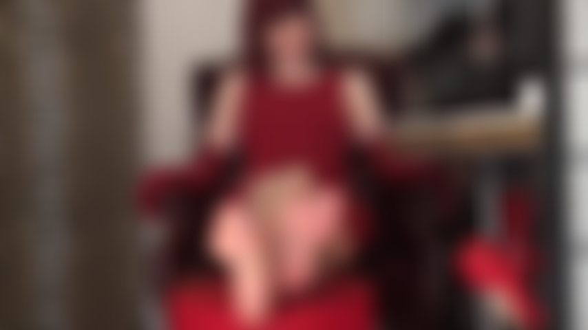 Une dame en rouge taquine l'amateur de pieds avec ses pieds nus sexy et cambrés.