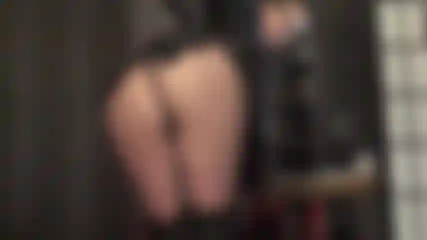 Assise sur le visage en collants et cuir - entourée de l'odeur de son cuir chaud, la maîtresse abaisse son cul en collants sur ton visage, ses doigts en cuir taquinant ton trou du cul.