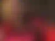 Des vues excitantes sur les jambes dans des collants à coutures résille superposées sur des nylons brillants.