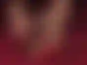 Une femme sexy avec des talons hauts en collants transparents nude et des talons aiguilles rouges brillants.