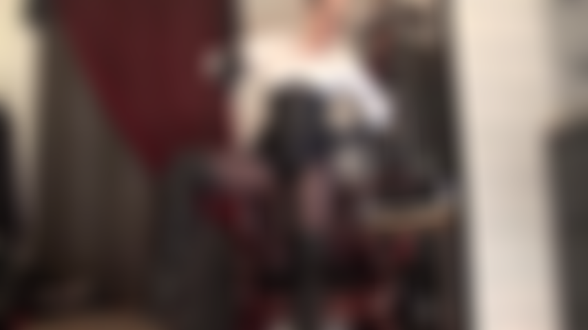 Cuir, corset, chemise blanche, cravache – la maîtresse est si belle en cuir noir, corset et chemise blanche, agitant sa cravache. Adore mes longues bottes en cuir noir, sois punie par mon fouet quand tu essaies de t'approcher de mon entrejambe.