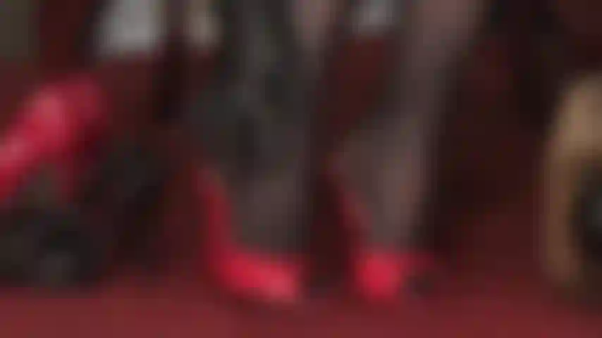 Soumise aux pieds en chasteté – toi, ma faible petite salope aux pieds, tu n'es plus libre de jouer avec la bite de ta maîtresse. Ta maîtresse te fait fixer ses talons et ses pieds, taquinant et tourmentant ta petite bite en rut.