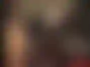 Un culte sensuel des collants à motifs de jarretelles scintillantes jusqu'à un bon pegging dur avec un énorme strapon noir.