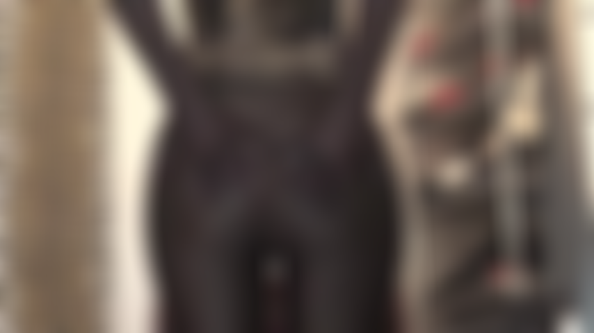 Pantalon moulant en spandex et gants, adoration du cul et adoration du tatouage sur l'abdomen de la maîtresse.
