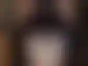 Agenouille-toi derrière moi, admirant mes jambes en nylon et mes fesses parfaites, vêtues de plusieurs couches de collants et de bas. Embrasse-les. Regarde-moi baisser lentement ces couches de nylon...