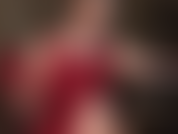 Maîtresse vivian effectue une branlette dans de longs gants en lycra rouge chaud.