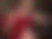 Maîtresse vivian effectue une branlette dans de longs gants en lycra rouge chaud.