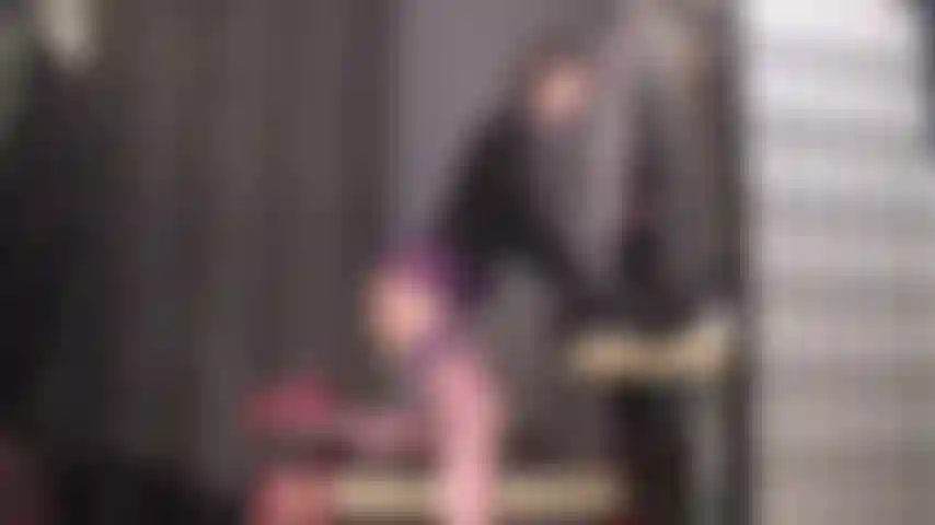 Baisée dans la gorge, humiliée et battue par la grosse bite de sa maîtresse. Il suffisait de me sucer la bite jusqu'à ce qu'elle soit sèche, tout en veillant à ce que mes bas soient toujours impeccables. Mais tu n'as même pas pu faire ça...