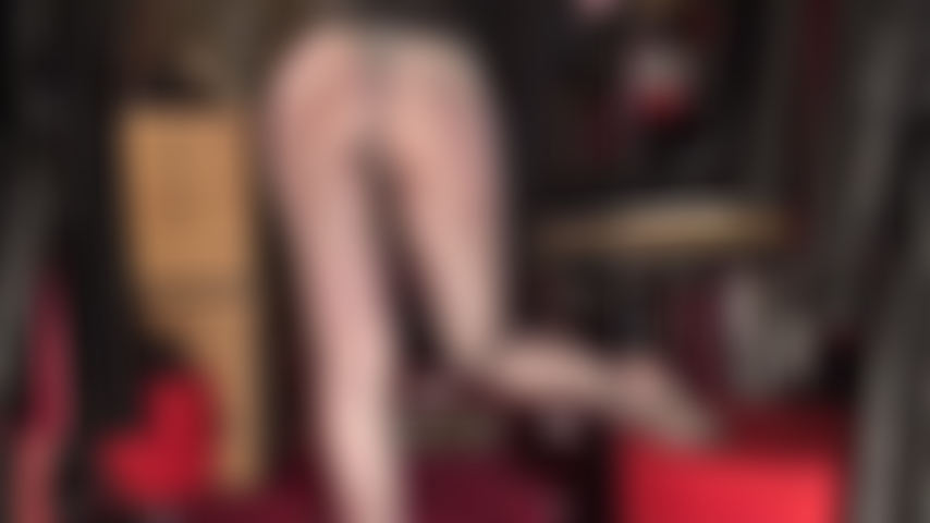 Des collants gris transparents et brillants, un culte du cul et une branlette.