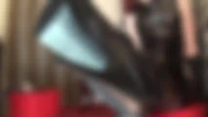 Maîtresse des bottes en cuir - votre cœur de soumis en cuir bat un peu plus vite alors que la maîtresse montre sa collection de mi-bas en cuir, de cuissardes et de bottes en cuir verni, vous terminant avec ses mains gantées de cuir sur votre bite.