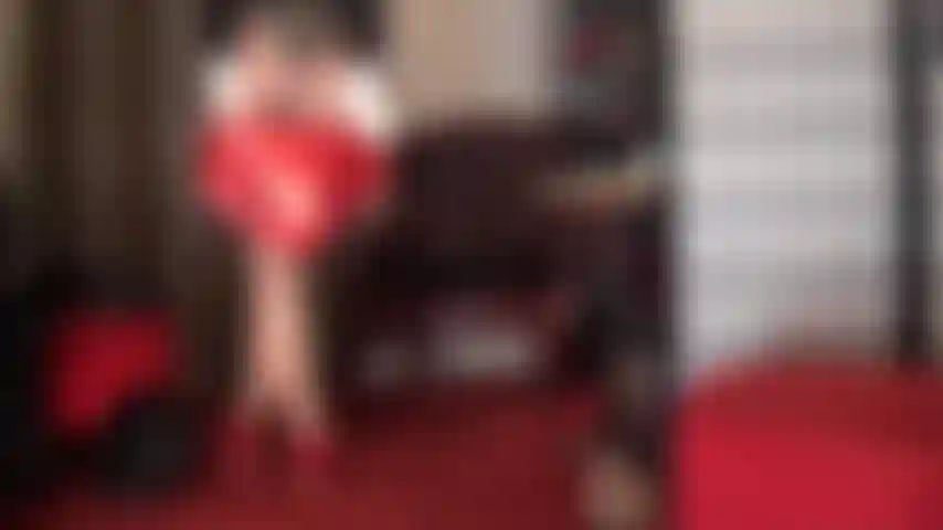 J'adore les jambes et les fesses - des shorts métalliques rouges chauds taquinent dans des collants brillants dorés et des couches de nylon noir cousues avec des talons et des bottes.