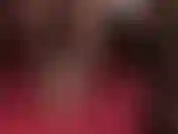 Une allumeuse fétichiste des pieds sexy avec des escarpins à talons aiguilles en métal rouge, des collants noirs et un gode entre les deux pour un heeljob chaud.