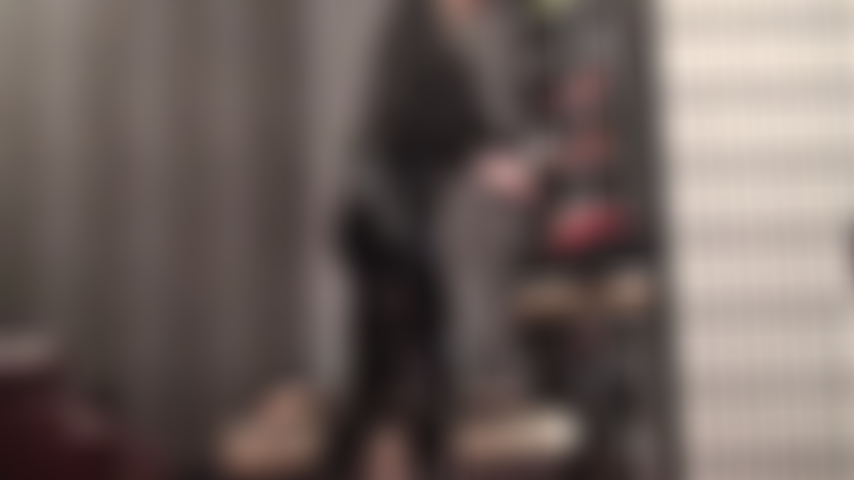 Des gants en latex rouge, des leggings en pvc noir et deux bites à traire.