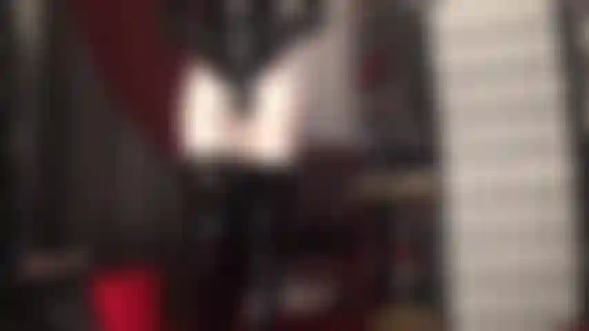 Maîtresse vivian est la plus brillante – cette tenue fétichiste ultra brillante est irrésistible. Tu tombes à genoux en signe d'adoration.