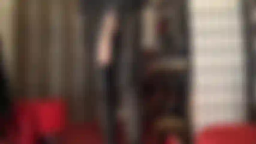 Vêtue de cuir noir, sachant que sa grosse bite charnue est votre plus grande faiblesse, cette grosse bite blanche est à vous pour l'adorer tandis que la maîtresse la caresse et l'enfonce en vous, adoration du cul, langue et décolleté inclus.