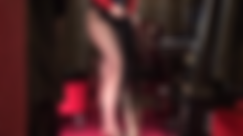 Maîtresse porte une paire de collants opaques bicolores ombrés très unique et des talons assortis.