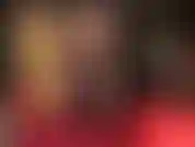 Tandis que la jupe semi-transparente remonte lentement, les magnifiques couches de collants et de bas brillants se dévoilent. J'adore les jolis bas en dentelle blanche sous des collants marron brillants.