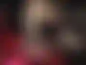 Maîtresse taquine accroupie sur ton visage avec un cul en collant, un string haut et un dos sexy en robe lacée.