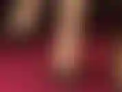 Un clip rare des orteils peints de la maîtresse vivian dans des collants nude transparents et des peeptoes.