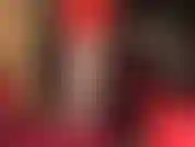 Une allumeuse séduisante avec des pieds et des jambes en nylon dans des collants rayés nude transparents.