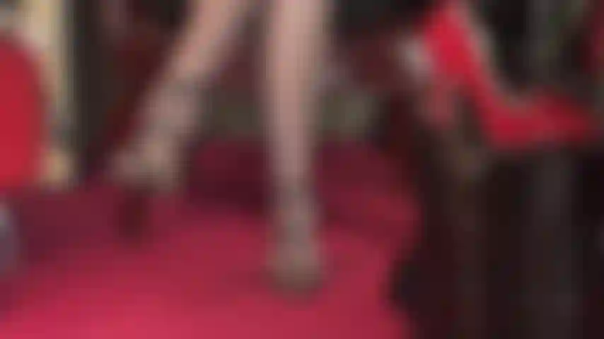 Amoureuse des talons hauts et des bites - la maîtresse vous incite à lui lécher le talon - doucement et lentement, allez, léchez... Maintenant suce-le... Comme une bite. Quand vous êtes prêt pour plus, la maîtresse vous donne sa grosse bite savoureuse.