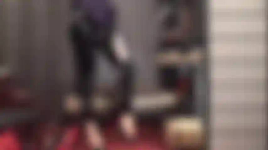 Domination par gode ceinture et adoration du cul dans des leggings en pvc noir lisse - la maîtresse enfonce sa grosse bite recouverte de nylon dans vos trous du cul.