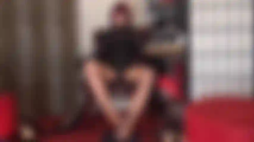 Un footjob en collants désordonnés avec un gode recouvert de broche et des pieds en nylon.