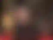 Encouragement sexy à la branlette de la part d'une maîtresse en cuir et collants à motifs de jarretelles.