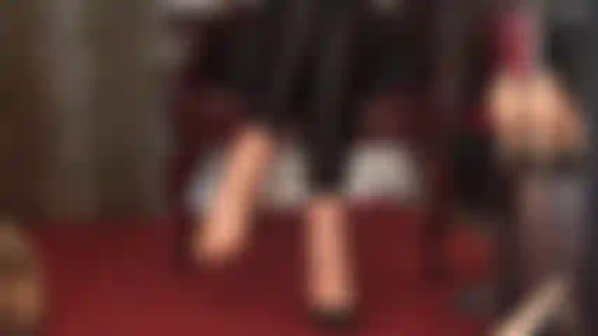 Des collants bronzés sexy pour taquiner les pieds et des leggings.