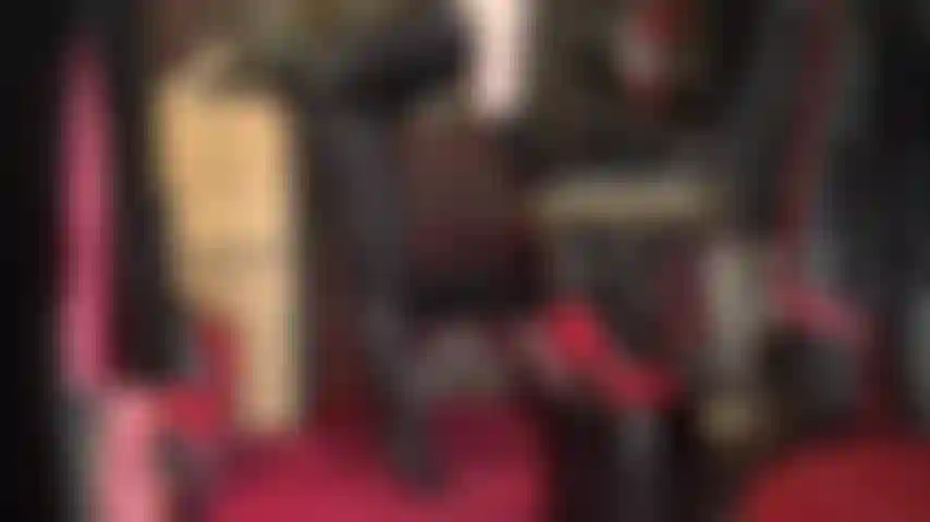 Des collants opaques wolford – quelle magnifique paire de collants noirs à coutures. Vénérez mes douces semelles en nylon et mon cul parfait, avant d'exiger que vous enfonciez votre bite d'esclave dans mes sandales à talons aiguilles rouges.