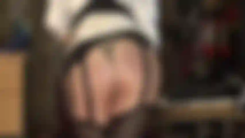 Cul et pieds en bas brillants et jarretières sur des collants nude - la maîtresse est vêtue d'une tenue en satin sexy avec jarretière à 12 bretelles et bas nylon, taquinant avec son cul et ses pieds fantastiques.