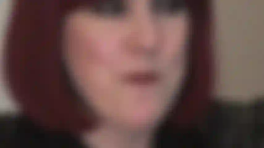 J'ai soif du goût de la salive et des orteils nus de maîtresse vivian. Une bouche pleine de salive, c'est ce dont tu as besoin en ce moment. Une fois remplie de ma délicieuse salive, j'enfoncerai mes orteils nus dans ta bouche d'esclave.