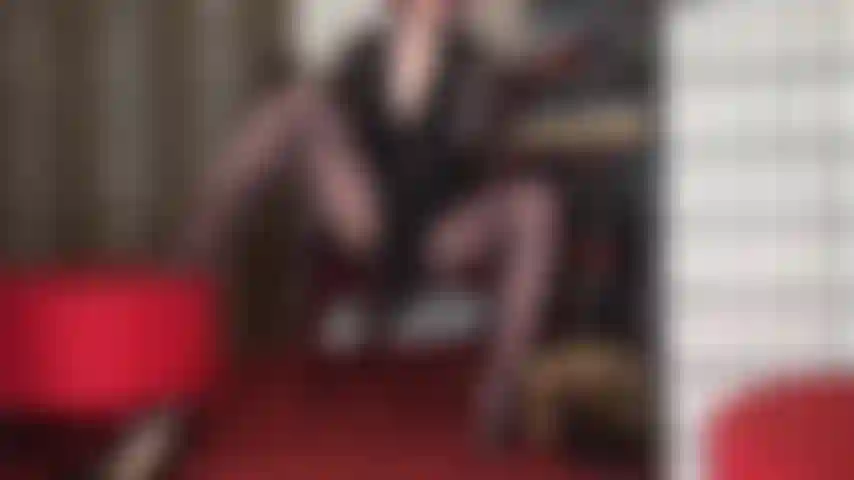 Tout ce que ton cœur de chienne sissy désire... De beaux collants à motifs floraux en dentelle, une maîtresse qui te tente avec sa grosse bite noire et sa culotte en satin et dentelle nude.