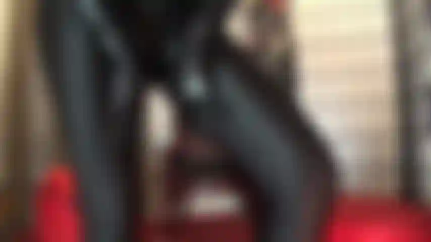 Un legging moulant en élasthanne noir, des gants en latex brillants et de la salive – la maîtresse vous fait baver à la vue de son cul incroyable dans un pantalon en lycra brillant. Ces mains gantées de caoutchouc lisses et la salive de la maîtresse vous font frémir.