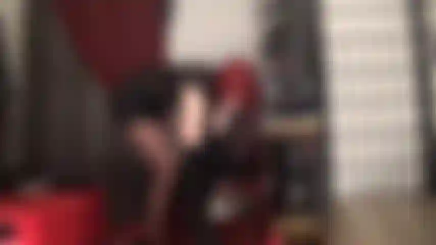 La maîtresse en cuir rend cette grosse bite blanche tout simplement irrésistible pour votre bouche de pute.