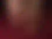 Ta déesse en nylon taquine en gros plan avec ses orteils sexy, ses arches hautes et ses semelles douces dans des collants rayés nude, si transparents, si parfaits.