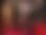 De longues jambes de déesse en bas noirs à coutures en dentelle, des escarpins bleu métallisé assortis à la robe en latex sexy. La longue jambe en nylon est l'un de tes fétiches. Tu ne peux pas détacher ton regard.