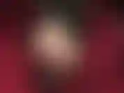 Un délice pour les pieds - des chevilles croisées pendantes avec des escarpins à semelles rouges laissant entrevoir les merveilleux pieds en nylon de la maîtresse dans des collants transparents et brillants à peine visibles.