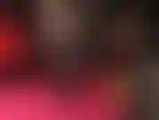 Entre les cuisses de ta maîtresse strapon - tu peux difficilement décider quoi sucer en premier, les longs talons compensés ou mes grosses bites.